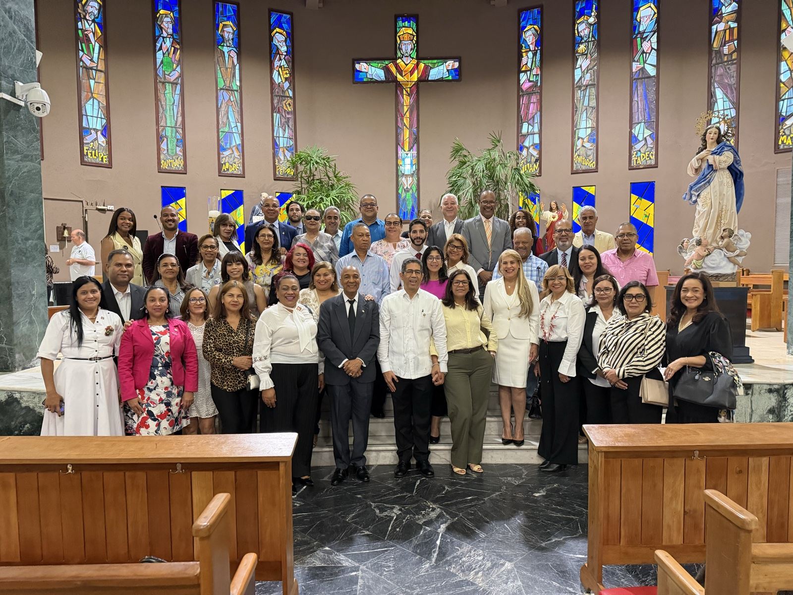 Notarios reunidos en la Parroquia Universitaria Santísima Trinidad junto al Dr. Manuel Olivero